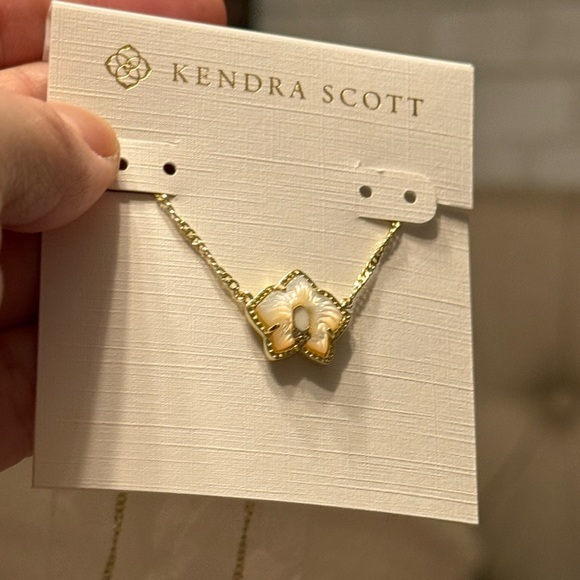 NWT Kendra Scott Elegant Gold and Pearl floral Necklace - Picture 3 of 3